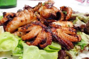 bạch tuộc nướng sa tế