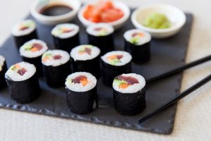 Cách làm sushi cá hồi chín