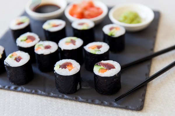 Sushi Cá Hồi Chín
