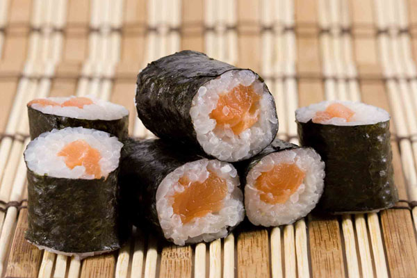 Sushi cá hồi chín