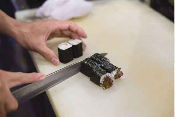cắt sushi cá ngừ