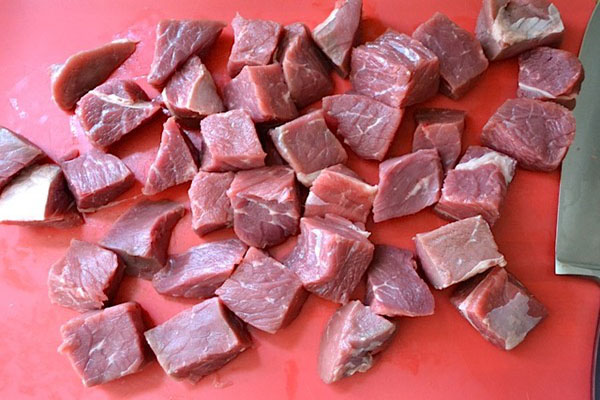 cắt thịt bò thành miếng