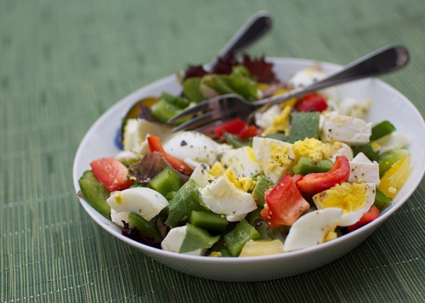 Salad rau củ và trứng luộc