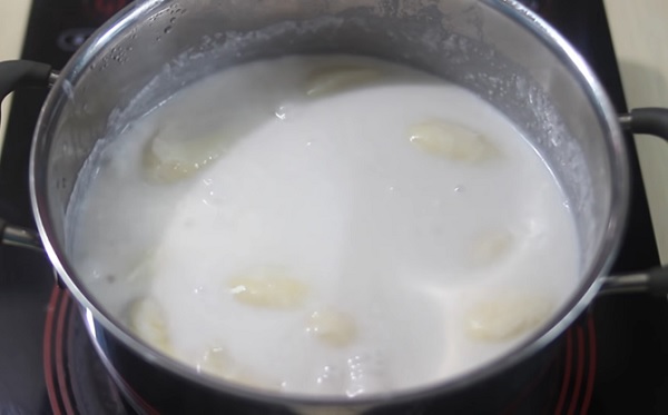 Nấu nước cốt dừa với chuối