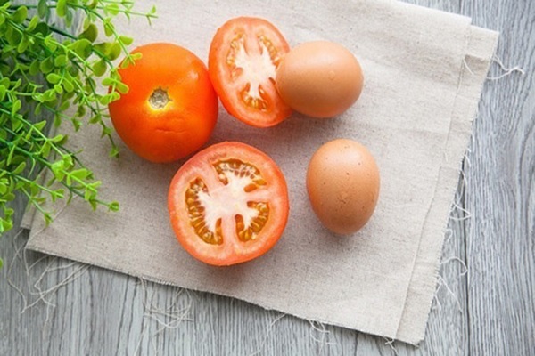 trứng và cà chua