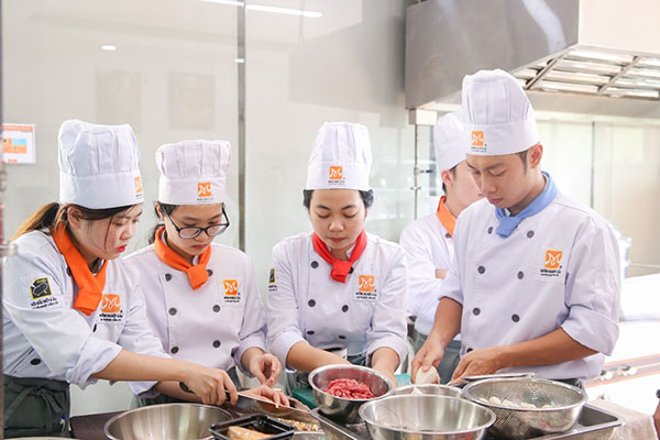 nấu món Hàn trong môi trường chuyên nghiệp